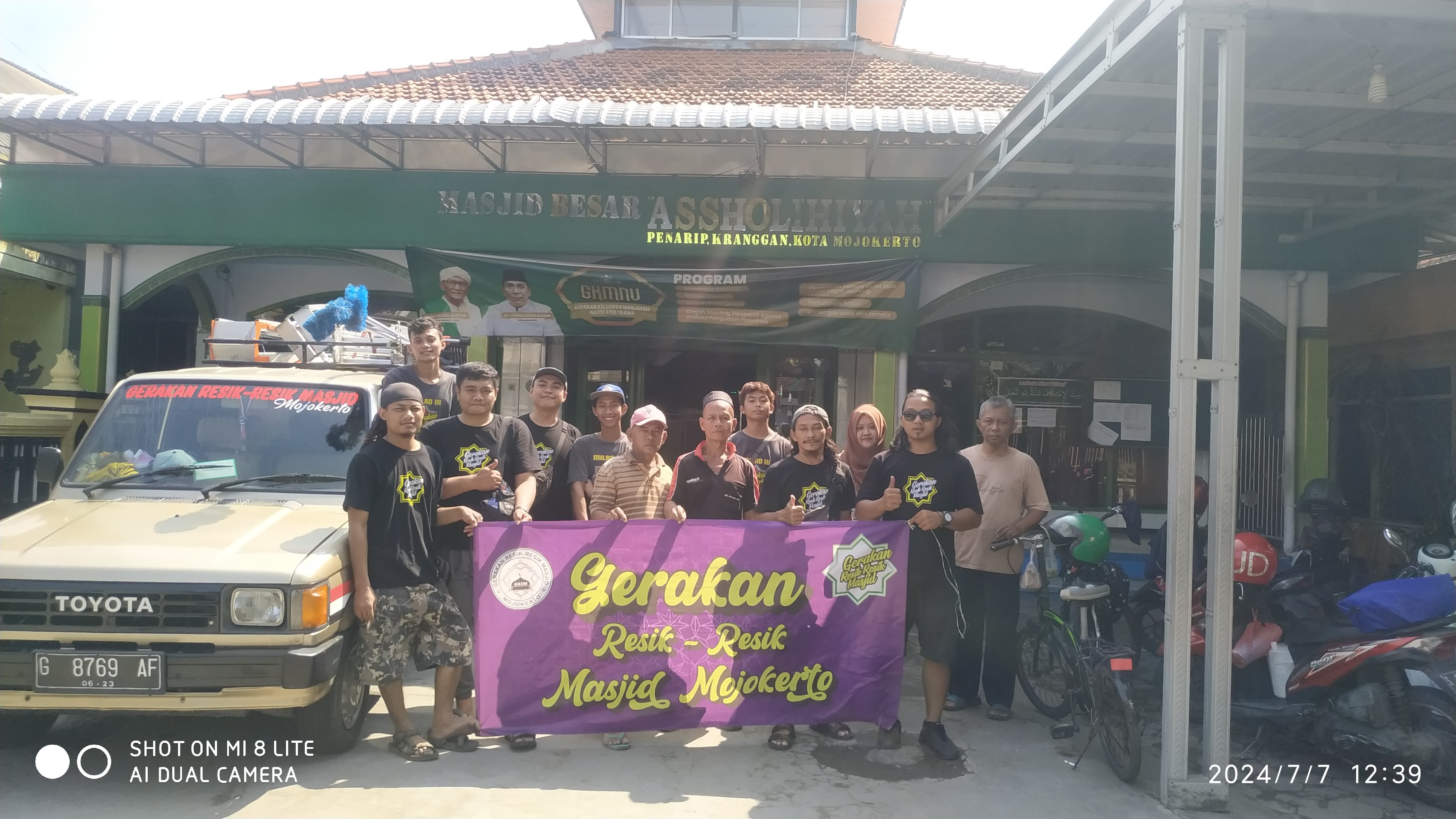 Gerakan Resik Resik Masjid Mojokerto melakukan giat bersih bersih masjid di Masjid As-Sholichiyah